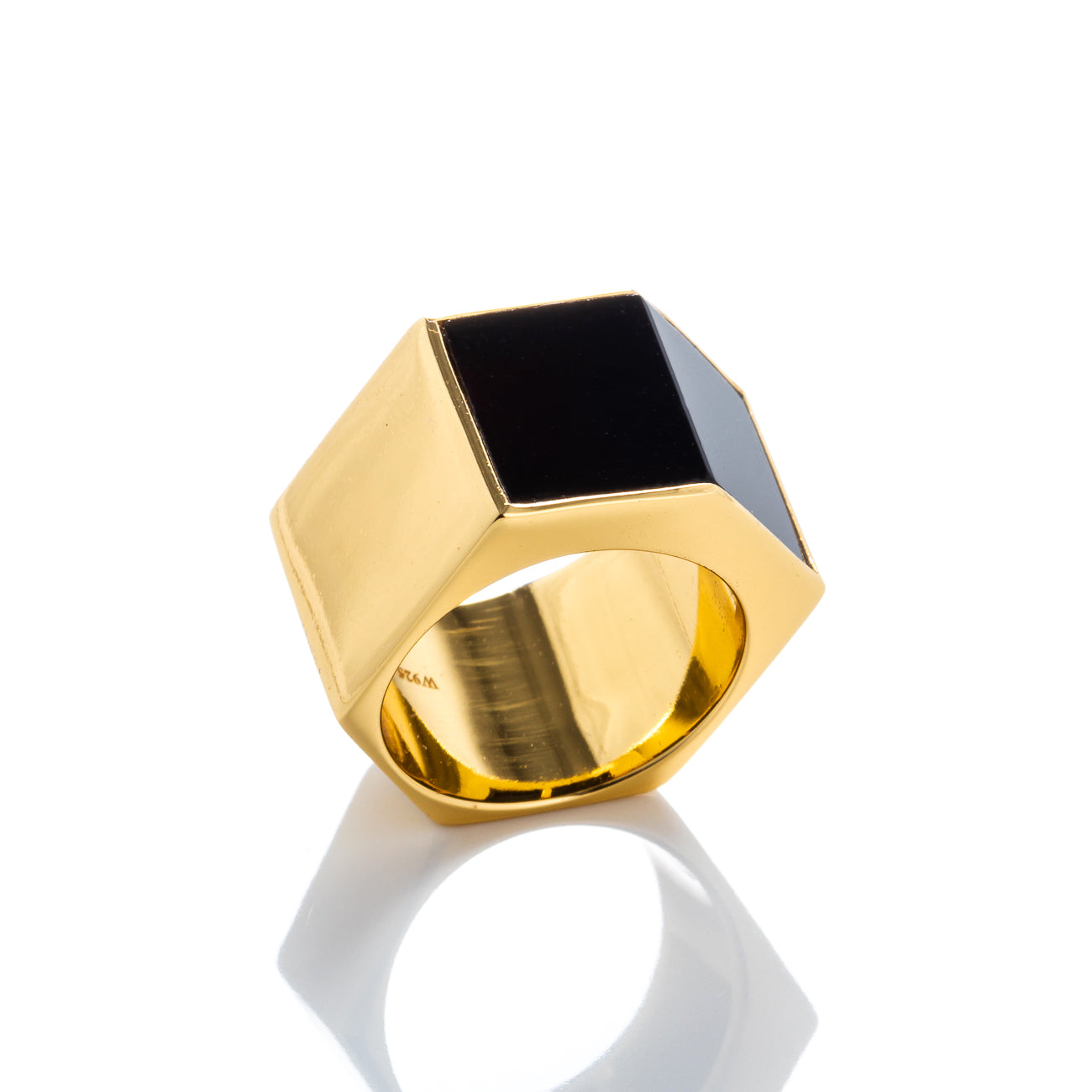 "6 sides" oonüksiga 14k ülekullatud hõbesõrmus. Suurus 18